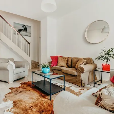 City Apartments- Pilies Street Balcony Apartment *
