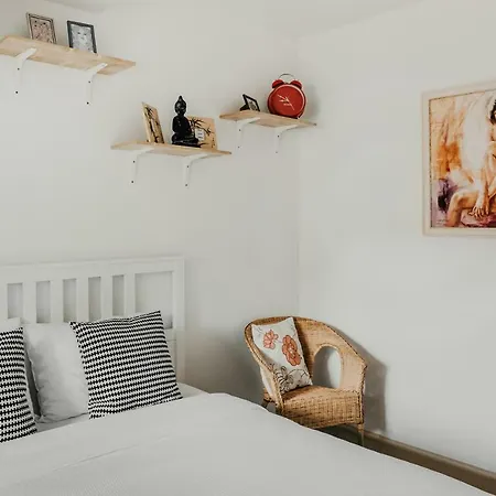 City Apartments- Pilies Street Balcony Apartment