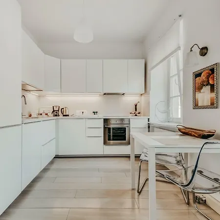 City Apartments- Pilies Street Balcony Apartment *